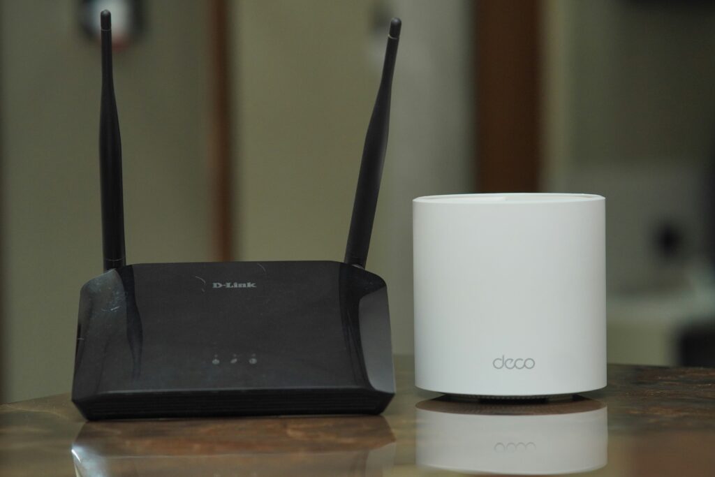 Improve WiFi: Traditional Wi-Fi router vs Modern Mesh Router.