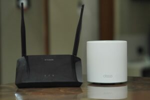 Improve WiFi: Traditional Wi-Fi router vs Modern Mesh Router.